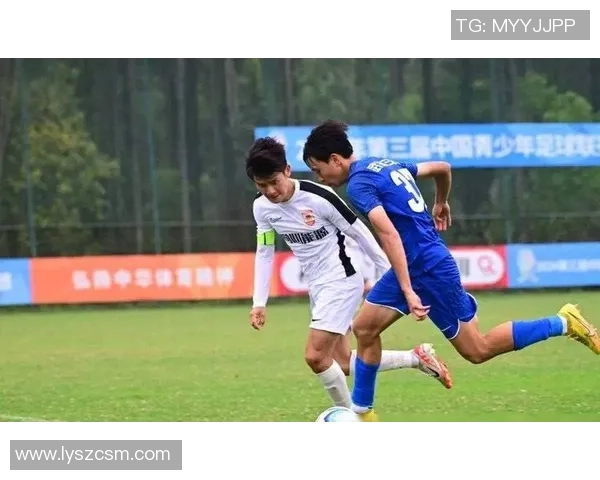 U19越南队与新加坡队激战正酣青年足球赛场上的精彩对决 U19越南队与新加坡队激战正酣青年足球赛场上的精彩对决